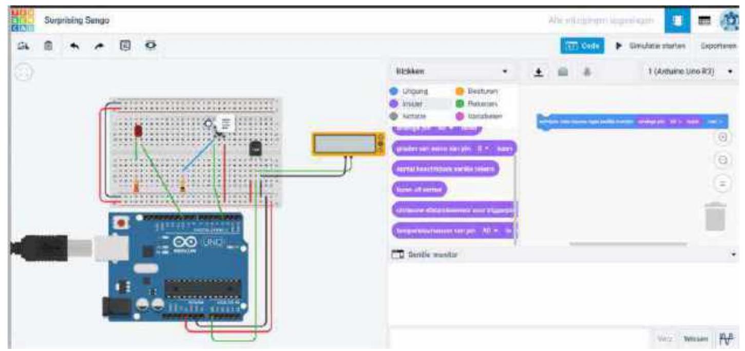 In TinkerCad kun je virtueel een device bouwen (links de hardware en aansluitingen) en het programma in blokken weergeven (midden). De coderegels kunnen ook via een venster getoond worden. Met een knop bovenaan het scherm kan de simulatie gestart worden.